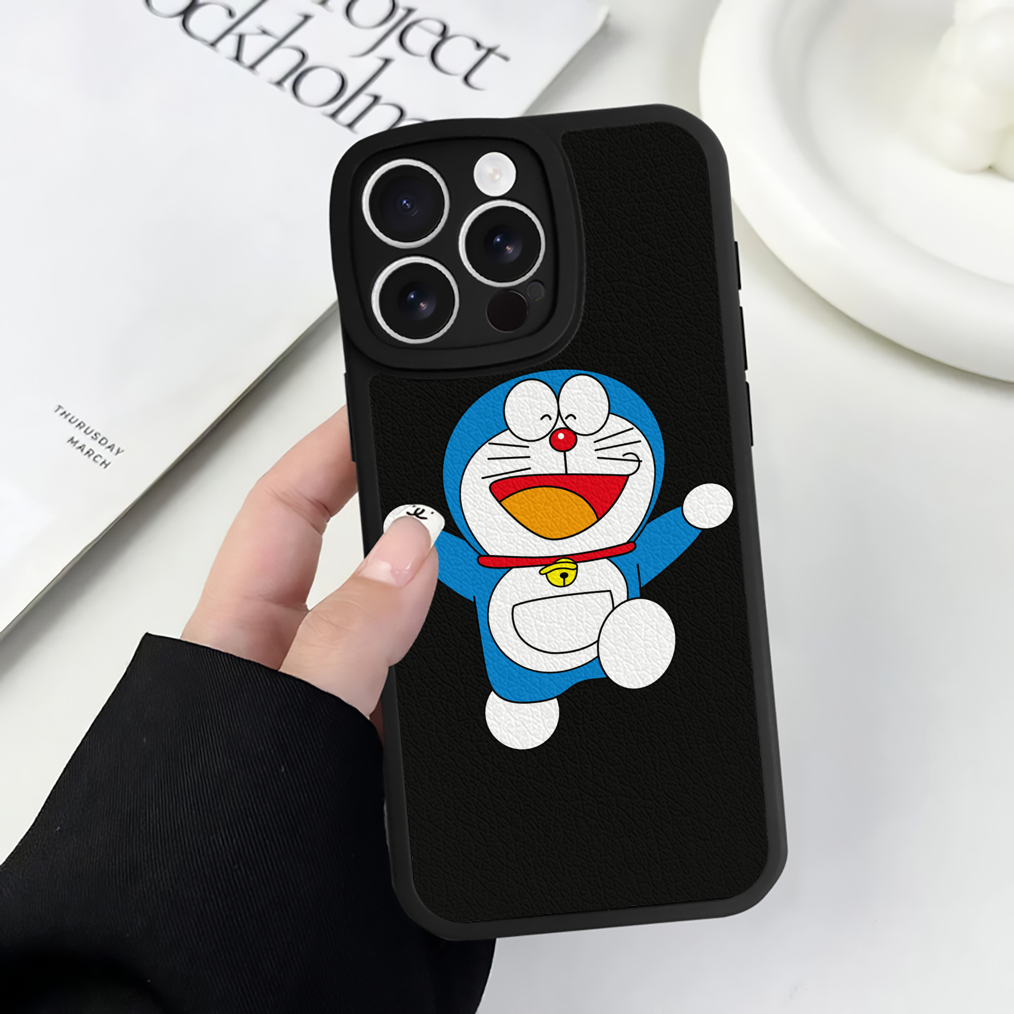 （画像用） ドラえもん Doraemon 【iPhone 16シリーズ対応】シリコンスマホケース（レザー調） 材質：シリコン